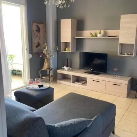 Nina's House In The Center Of *