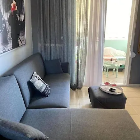 Nina's House In The Center Of *